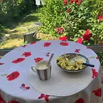 House, Garden And Bbq 3km From The / Jolie Maison, Jardin Et Bbq A 3 Km De La 펜션 *
