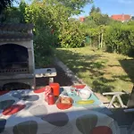 펜션 House, Garden And Bbq 3km From The / Jolie Maison, Jardin Et Bbq A 3 Km De La *