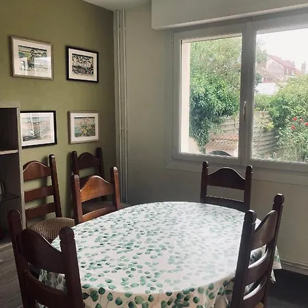 펜션 House, Garden And Bbq 3km From The / Jolie Maison, Jardin Et Bbq A 3 Km De La Coudekerque-Branche