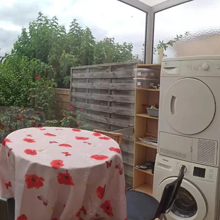 House, Garden And Bbq 3km From The / Jolie Maison, Jardin Et Bbq A 3 Km De La 펜션 *